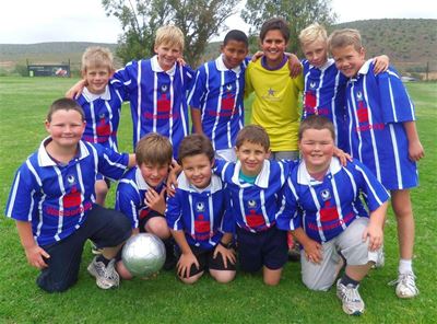 Kinders speel sokker in Lategansvlei